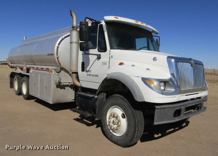 image for item DE6627 2005 International 7600 fuel truck