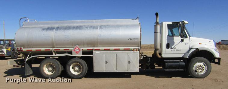 image for item DE6627 2005 International 7600 fuel truck