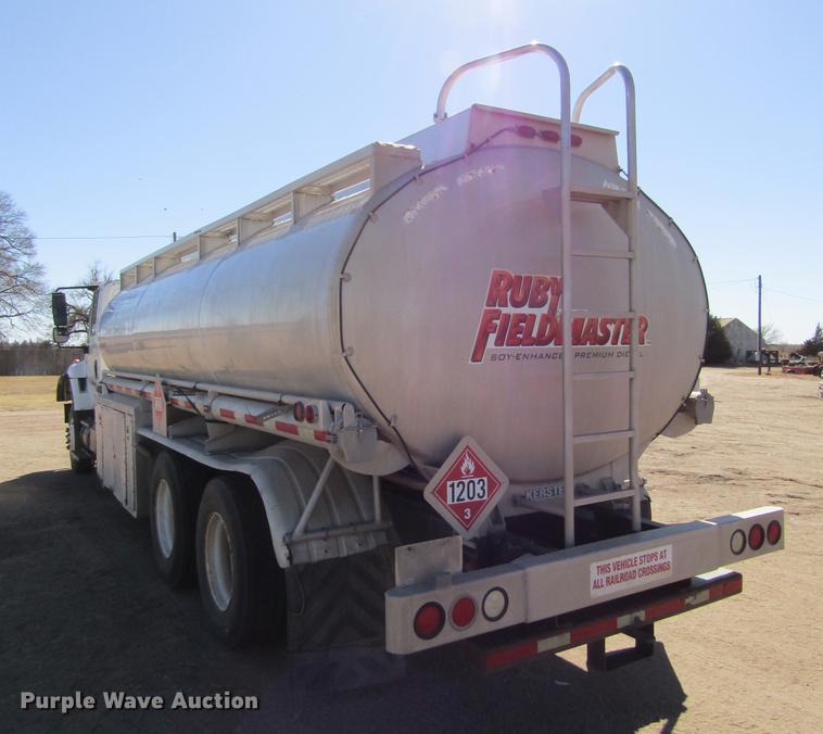 image for item DE6627 2005 International 7600 fuel truck