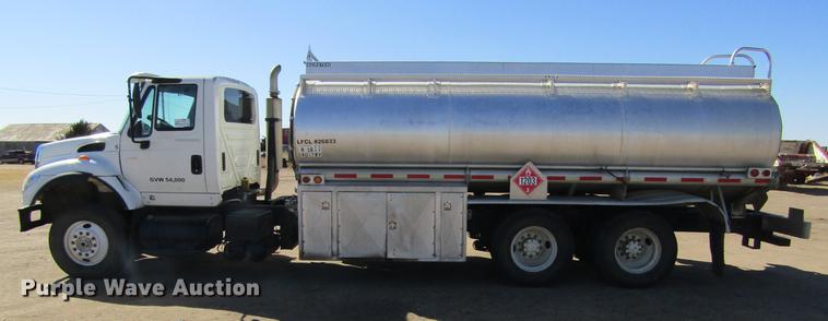 image for item DE6627 2005 International 7600 fuel truck