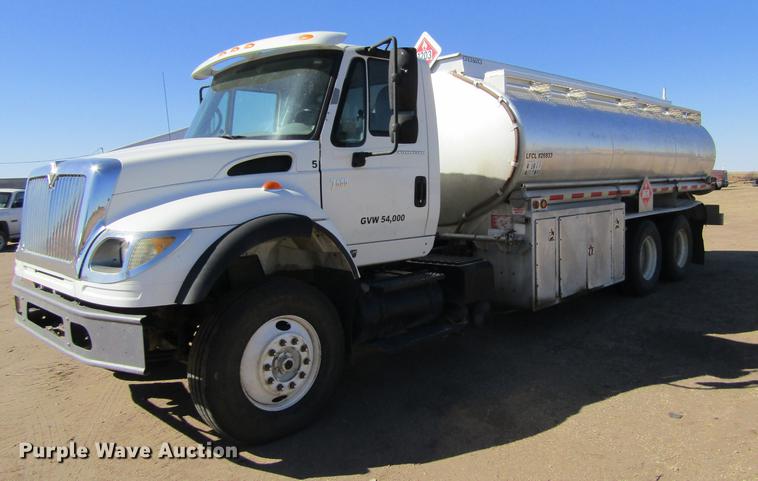 image for item DE6627 2005 International 7600 fuel truck