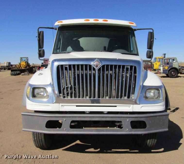 image for item DE6627 2005 International 7600 fuel truck