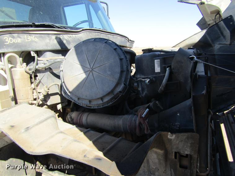 image for item DE6627 2005 International 7600 fuel truck