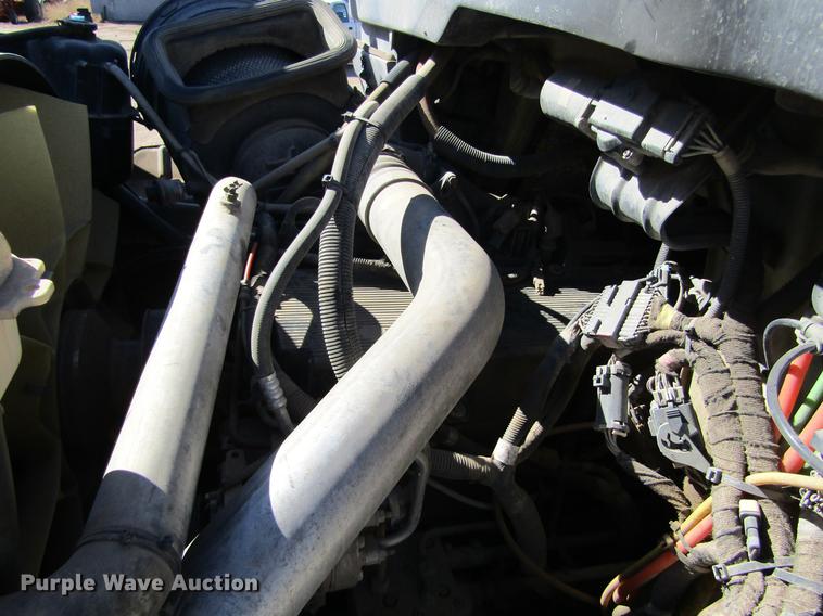 image for item DE6627 2005 International 7600 fuel truck