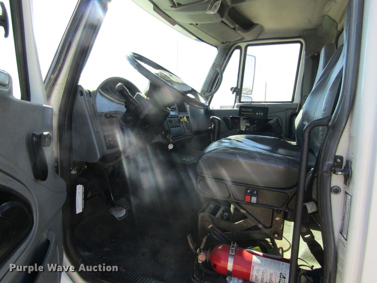 image for item DE6627 2005 International 7600 fuel truck