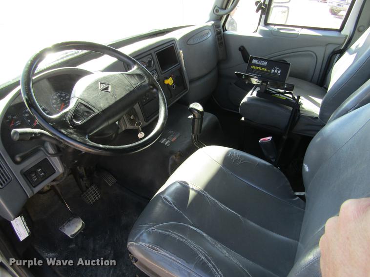 image for item DE6627 2005 International 7600 fuel truck