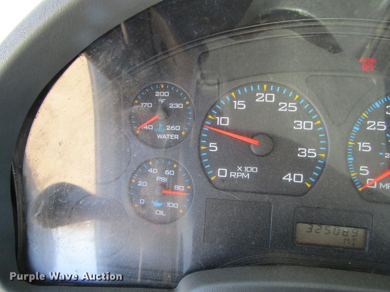 image for item DE6627 2005 International 7600 fuel truck