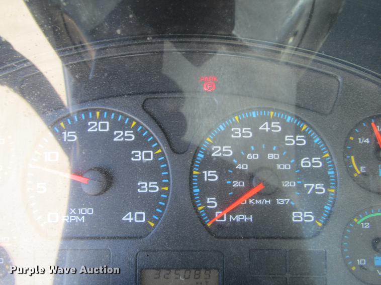 image for item DE6627 2005 International 7600 fuel truck