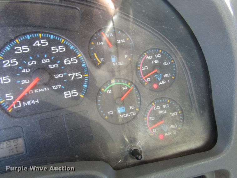 image for item DE6627 2005 International 7600 fuel truck