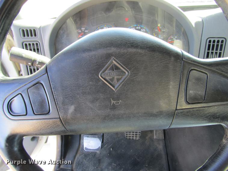 image for item DE6627 2005 International 7600 fuel truck