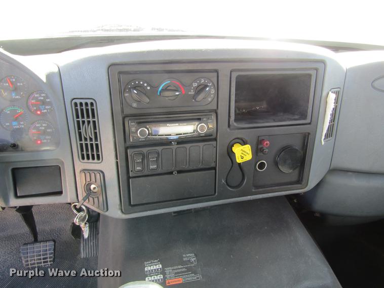 image for item DE6627 2005 International 7600 fuel truck