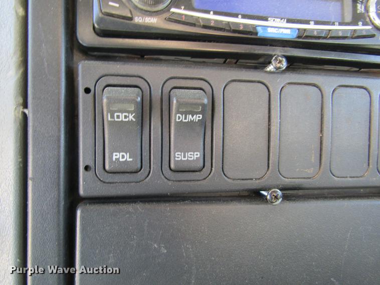 image for item DE6627 2005 International 7600 fuel truck