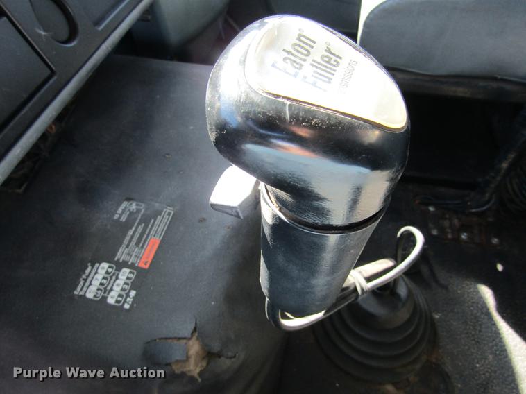 image for item DE6627 2005 International 7600 fuel truck