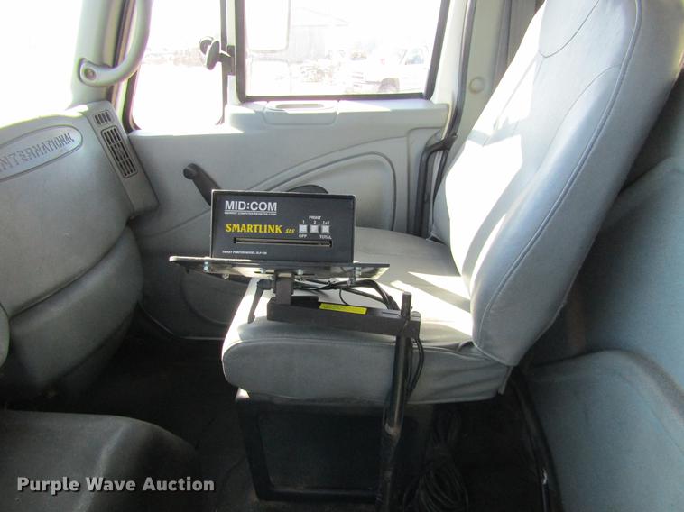 image for item DE6627 2005 International 7600 fuel truck