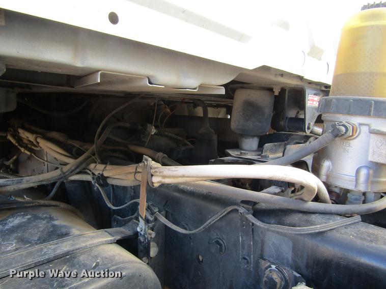 image for item DE6627 2005 International 7600 fuel truck