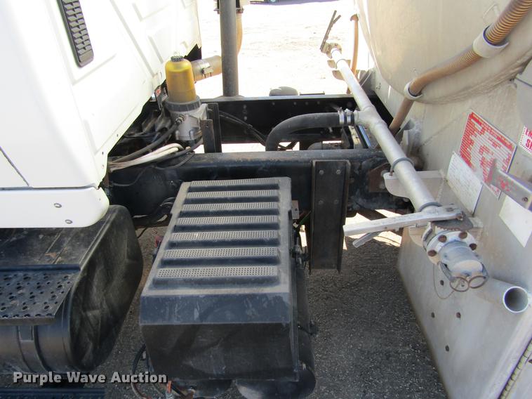 image for item DE6627 2005 International 7600 fuel truck