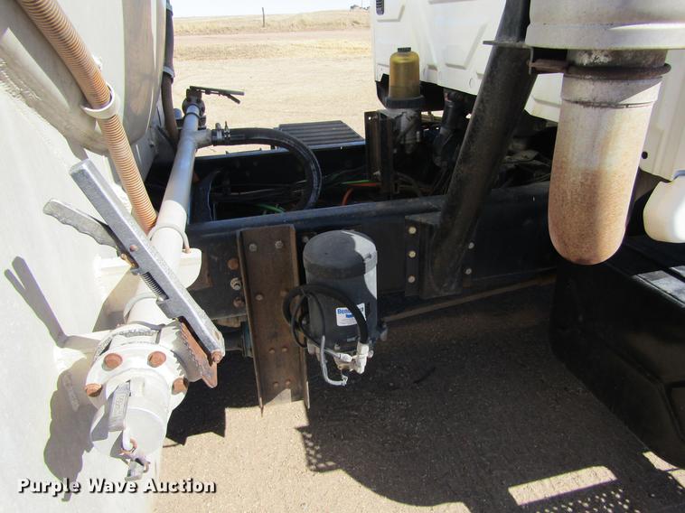 image for item DE6627 2005 International 7600 fuel truck