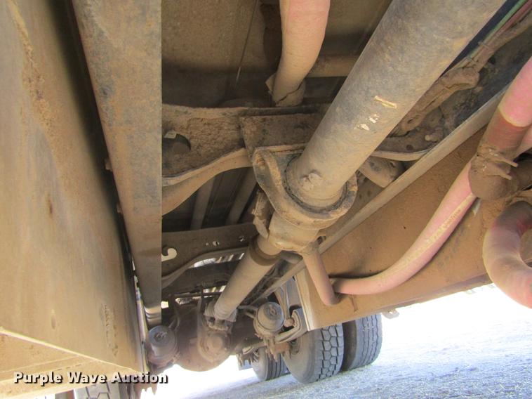 image for item DE6627 2005 International 7600 fuel truck