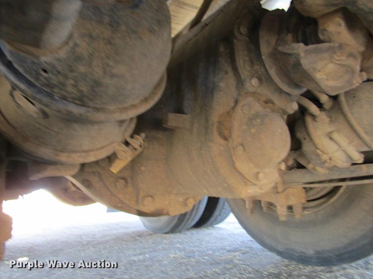 image for item DE6627 2005 International 7600 fuel truck