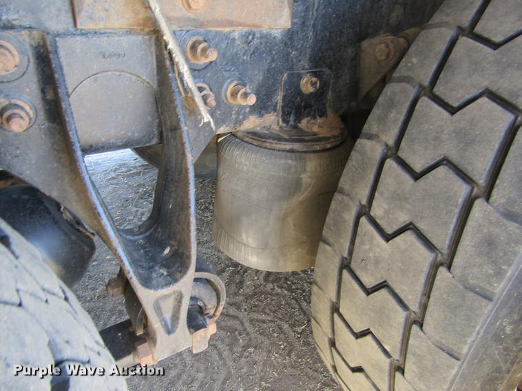 image for item DE6627 2005 International 7600 fuel truck