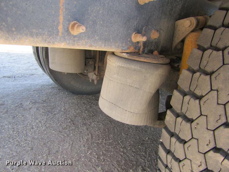 image for item DE6627 2005 International 7600 fuel truck