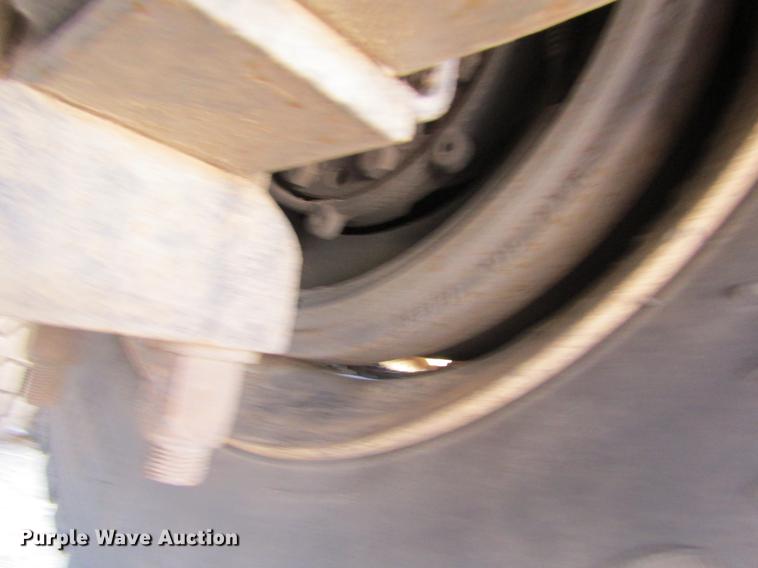 image for item DE6627 2005 International 7600 fuel truck