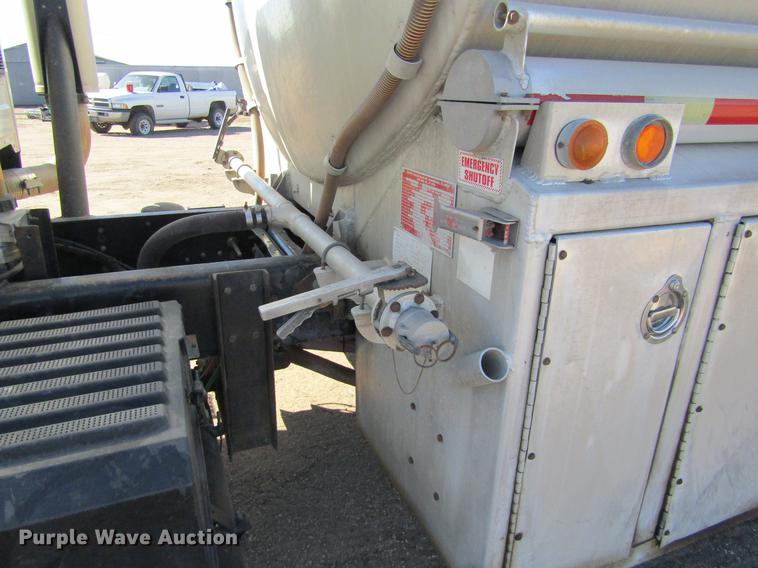 image for item DE6627 2005 International 7600 fuel truck