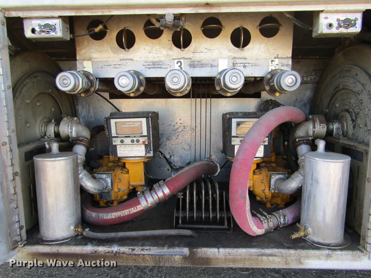 image for item DE6627 2005 International 7600 fuel truck