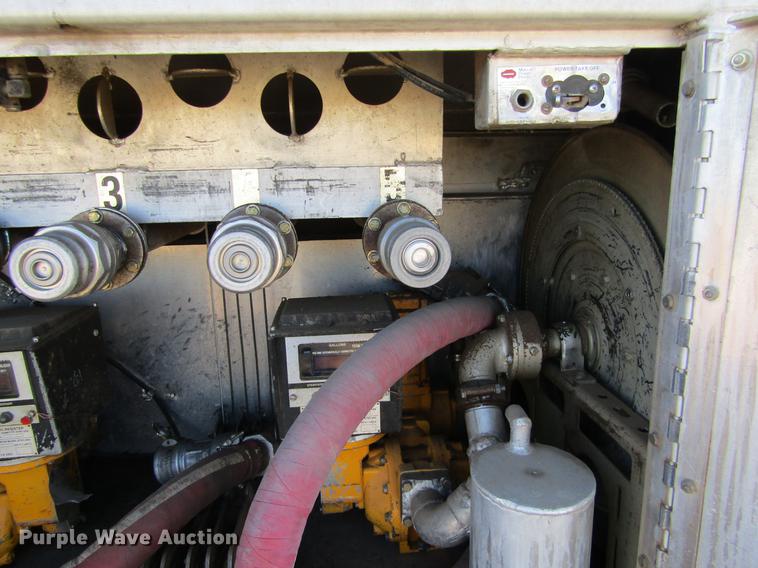 image for item DE6627 2005 International 7600 fuel truck
