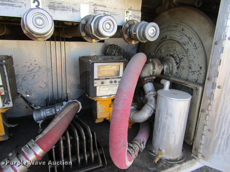 image for item DE6627 2005 International 7600 fuel truck