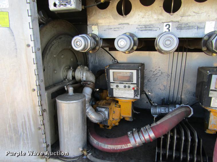 image for item DE6627 2005 International 7600 fuel truck