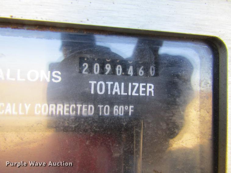 image for item DE6627 2005 International 7600 fuel truck