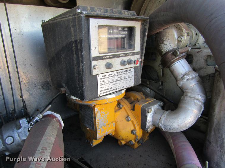 image for item DE6627 2005 International 7600 fuel truck