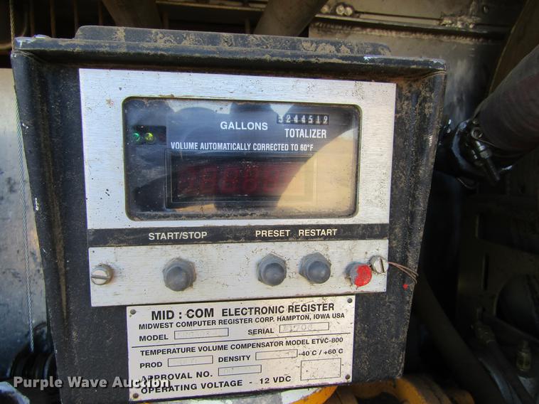 image for item DE6627 2005 International 7600 fuel truck