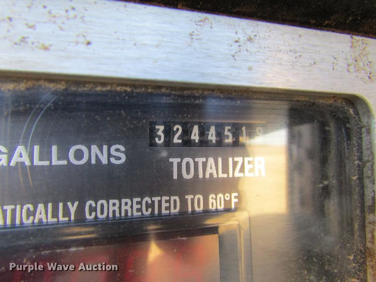 image for item DE6627 2005 International 7600 fuel truck