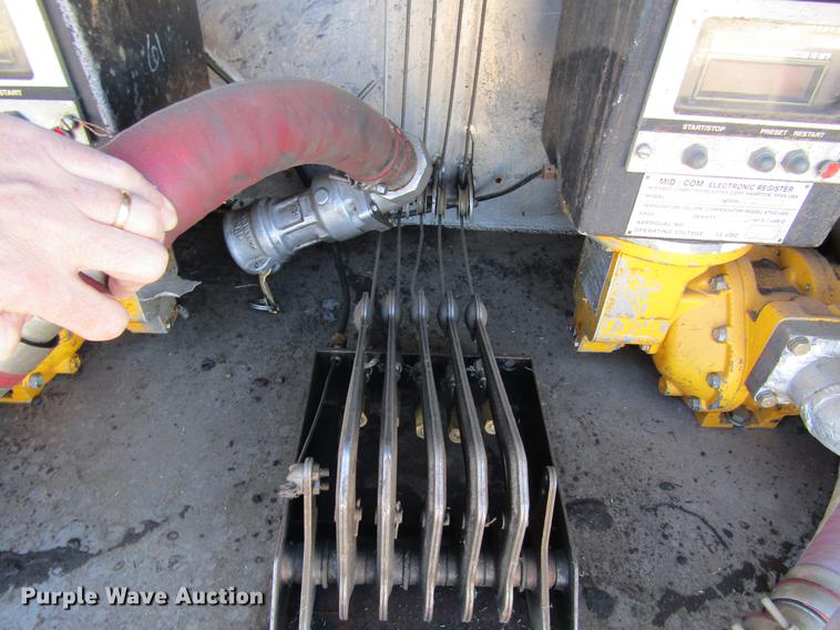 image for item DE6627 2005 International 7600 fuel truck