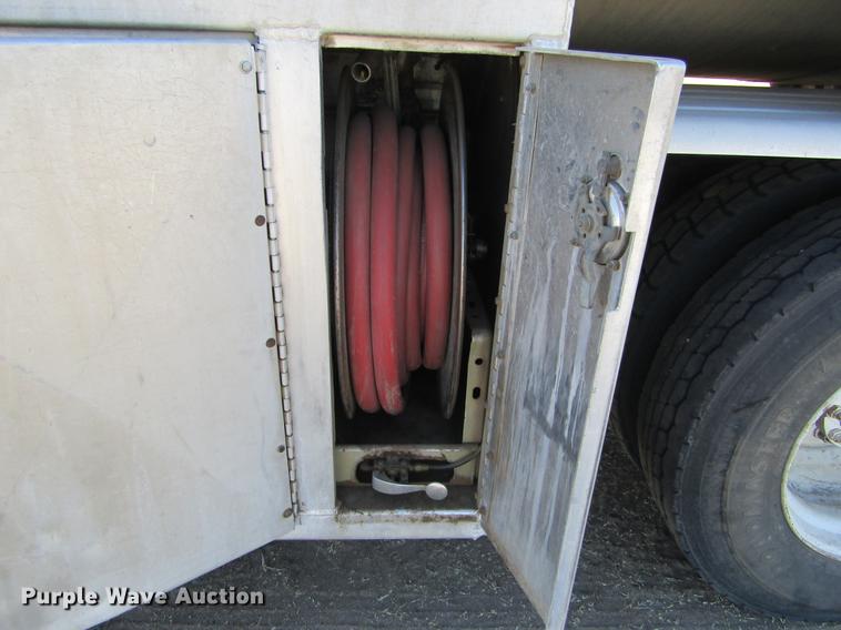 image for item DE6627 2005 International 7600 fuel truck