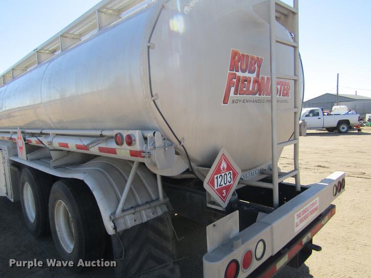 image for item DE6627 2005 International 7600 fuel truck