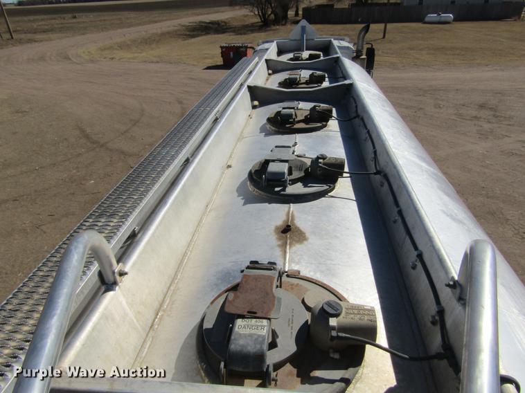 image for item DE6627 2005 International 7600 fuel truck