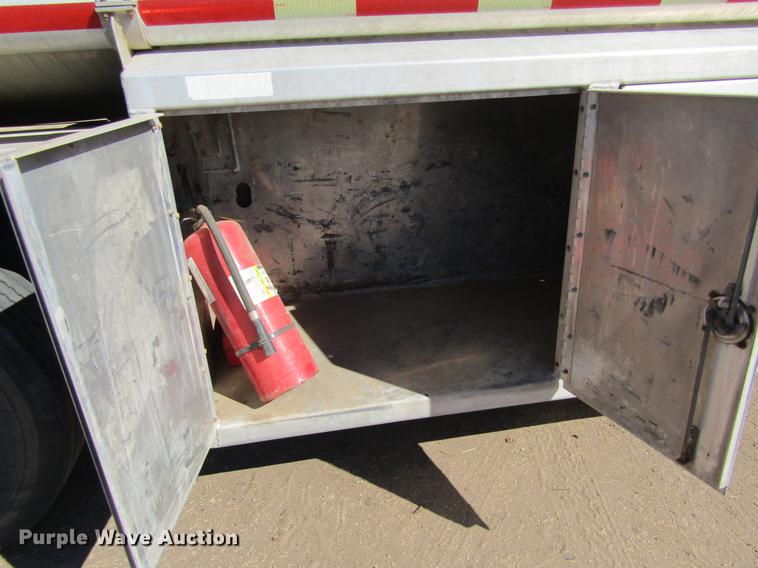 image for item DE6627 2005 International 7600 fuel truck