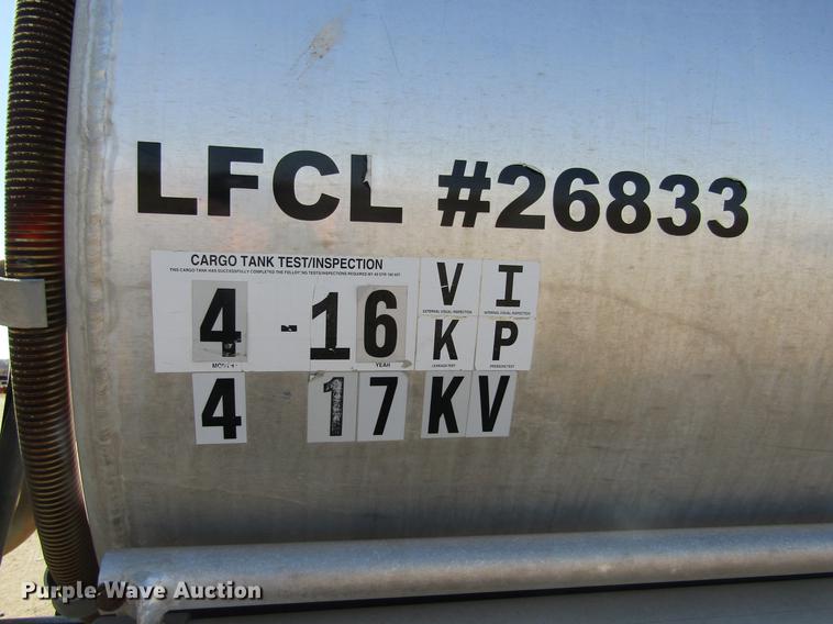 image for item DE6627 2005 International 7600 fuel truck