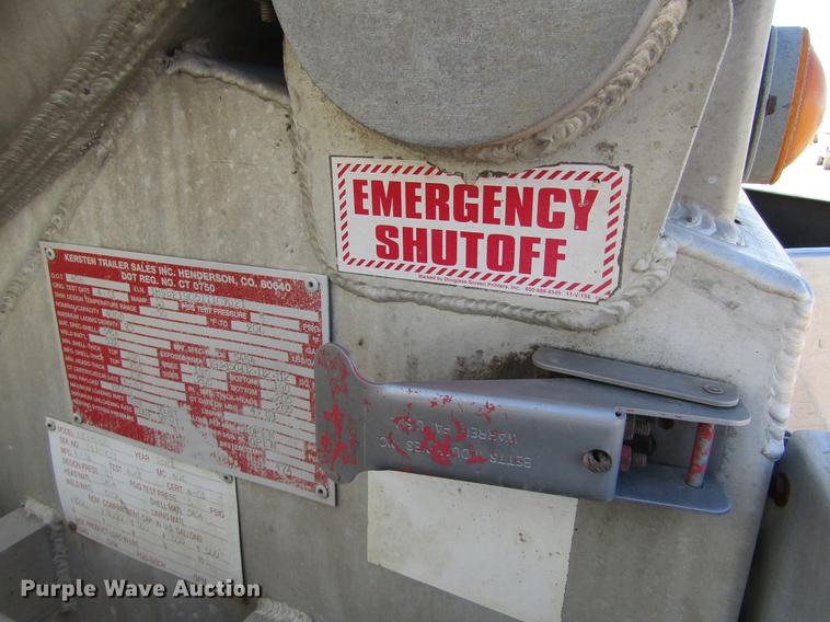 image for item DE6627 2005 International 7600 fuel truck