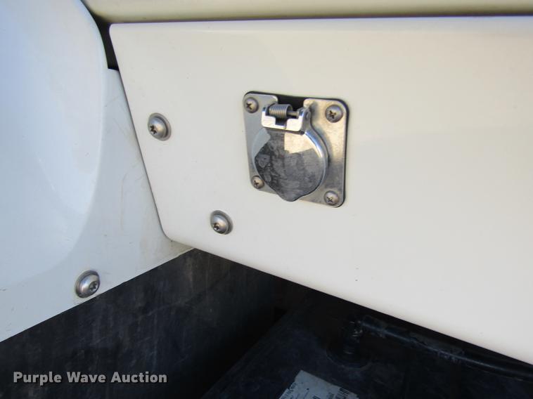 image for item DE6627 2005 International 7600 fuel truck