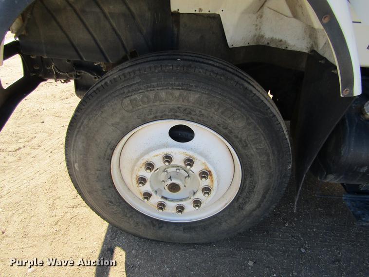 image for item DE6627 2005 International 7600 fuel truck