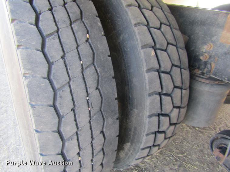 image for item DE6627 2005 International 7600 fuel truck