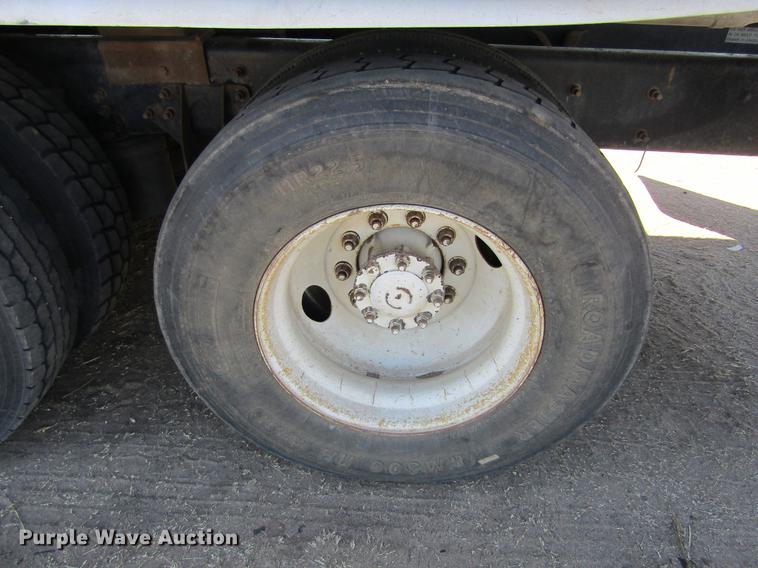 image for item DE6627 2005 International 7600 fuel truck