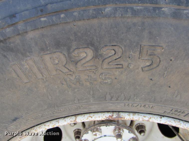 image for item DE6627 2005 International 7600 fuel truck