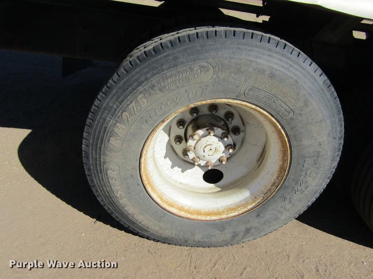 image for item DE6627 2005 International 7600 fuel truck