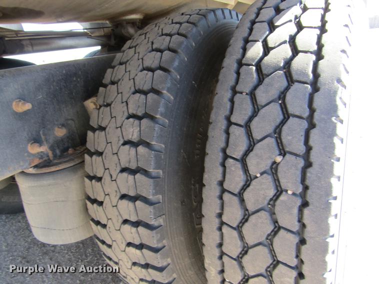 image for item DE6627 2005 International 7600 fuel truck