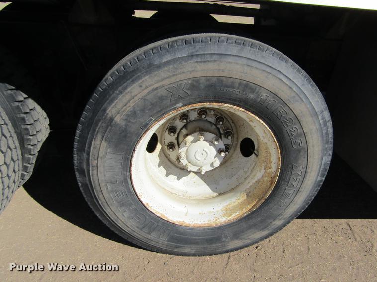 image for item DE6627 2005 International 7600 fuel truck